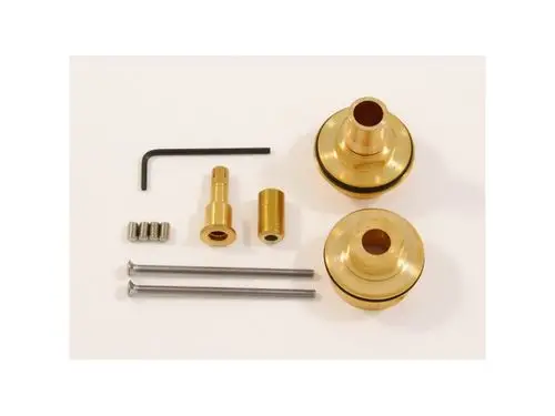 Verpackung mit Metallteilen, darunter zwei goldfarbene Bauteile, Schrauben und ein Inbus-Schlüssel. Ideal Standard Ersatzteile für Thermostate.
